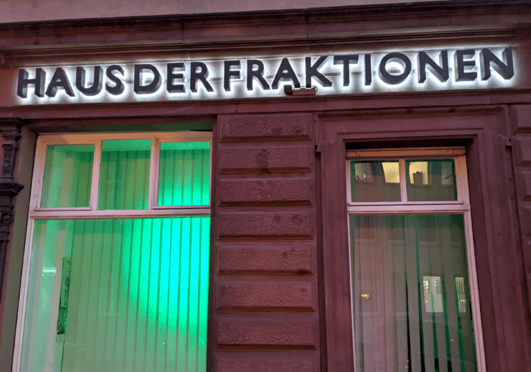 Haus der Fraktionen setzt Zeichen: Grünes Licht für Menschenrechte