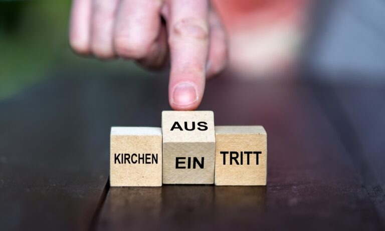 GRÜNE: Stadt stellt zu wenig Termine und Mitarbeitende bereit und erschwert Kirchenaustritt in Karlsruhe