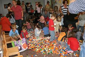 Kinder spielen in einem Haufen Legosteinen im Kinderhaus Heidesee
