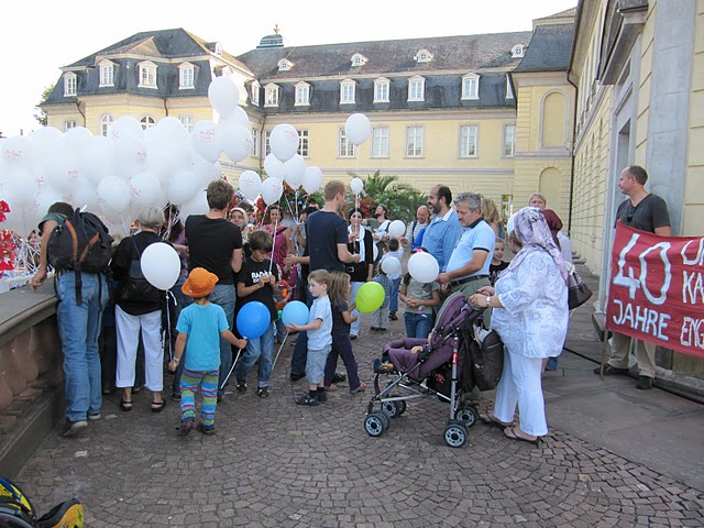 Menschen mit Luftballons am Karslruher Schloss beim Dachverband Jubiläum