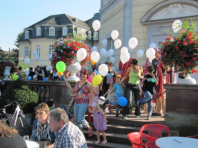 Menschen mit Luftballons am Karslruher Schloss beim Dachverband Jubiläum