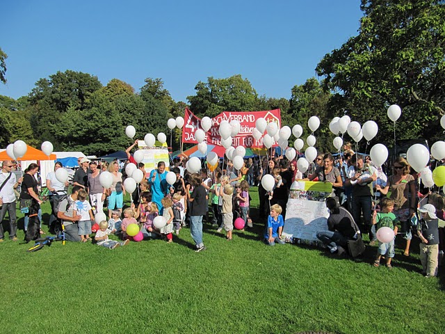 Menschen mit Luftballons im Schlossgarten beim Dachverband Jubiläum
