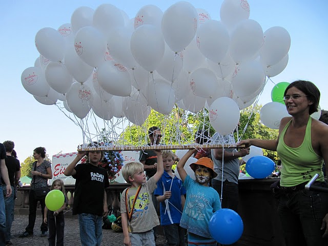 Viele weiße Luftballons beim Dachverband Jubiläum