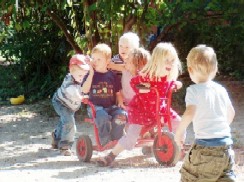Kinder im Freien Kindergarten Haid und Neu Strasse