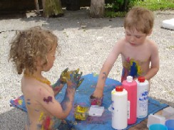 Kinder im Kinderhaus Zipfelmütze malen sich an