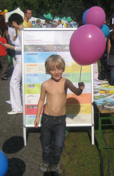 Kind mit Luftballons beim Schlossgartenfest 2009