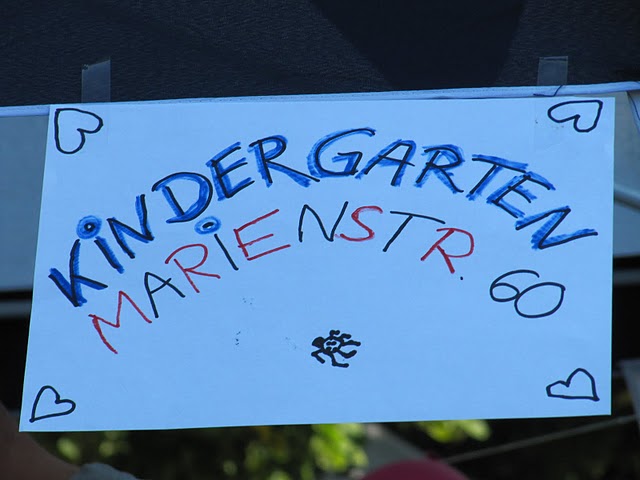 Schild des Stands des Kindergartens Marienstrasse beim Schlossgartenfest 2011