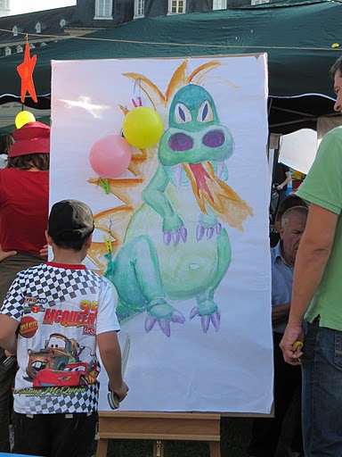 Bild eines feuerspuckenden Drachens am Stand der KiTa Wigwam beim Schlossgartenfest 2011
